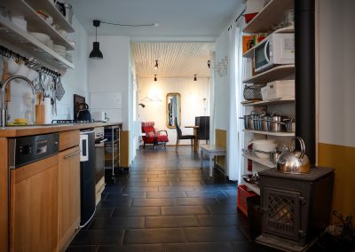 Offene Küche mit Holzofen und Essbereich im Ferienhaus Vogtland