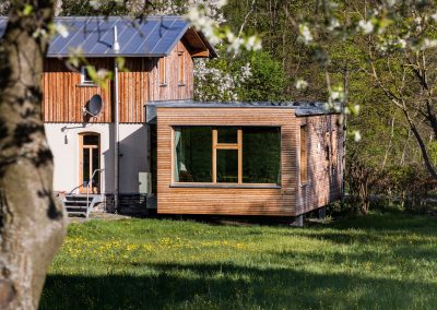 Bahnwärterhaus mit Holzquader und Obstbaumwiese