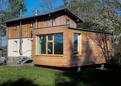 Bahnwärterhaus mit Lichtquader in ruhiger Waldlage